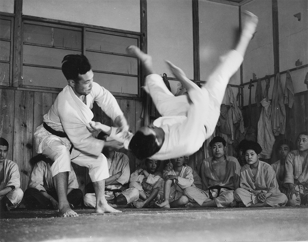 Throwing image